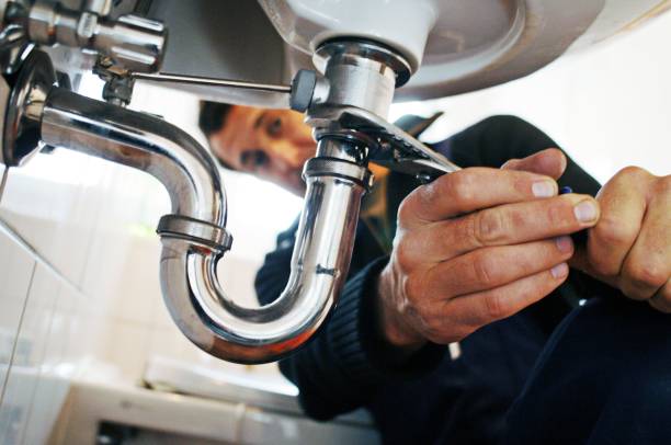 a plumber in dubai fixing the fixtures